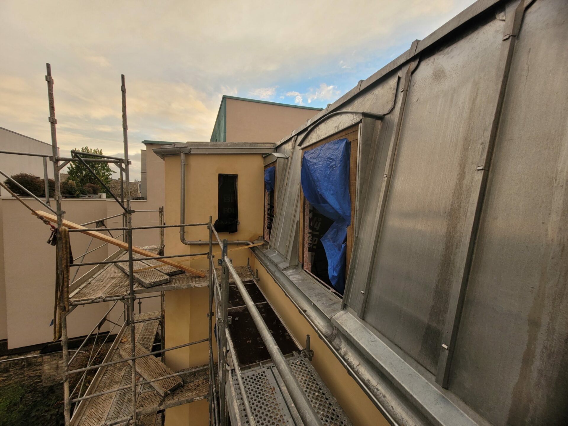 Couverture de brisi en zinc et lucarne cintrée, Paris, 2024