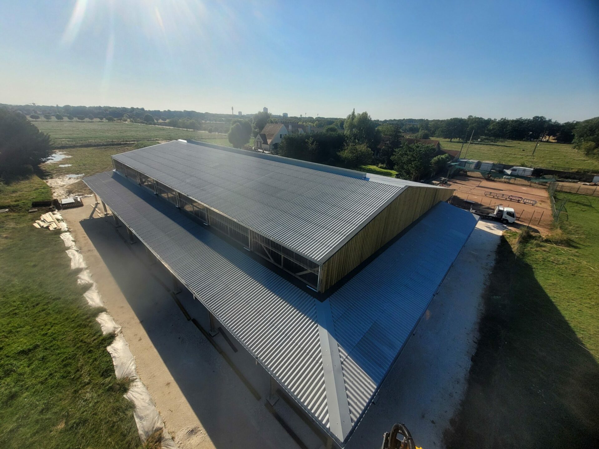 Couverture en plaque fibro ciment d'un hangar agricole, Le Plessis Trévis, 2024