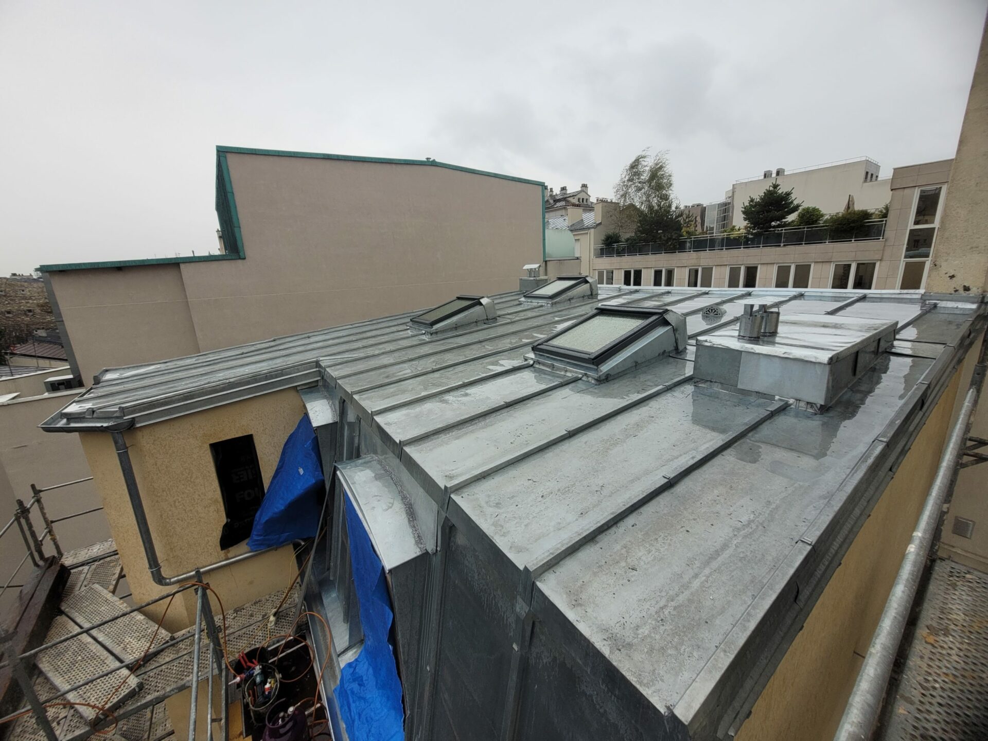 Couverture zinc sur tasseaux et Vélux, Paris, 2024