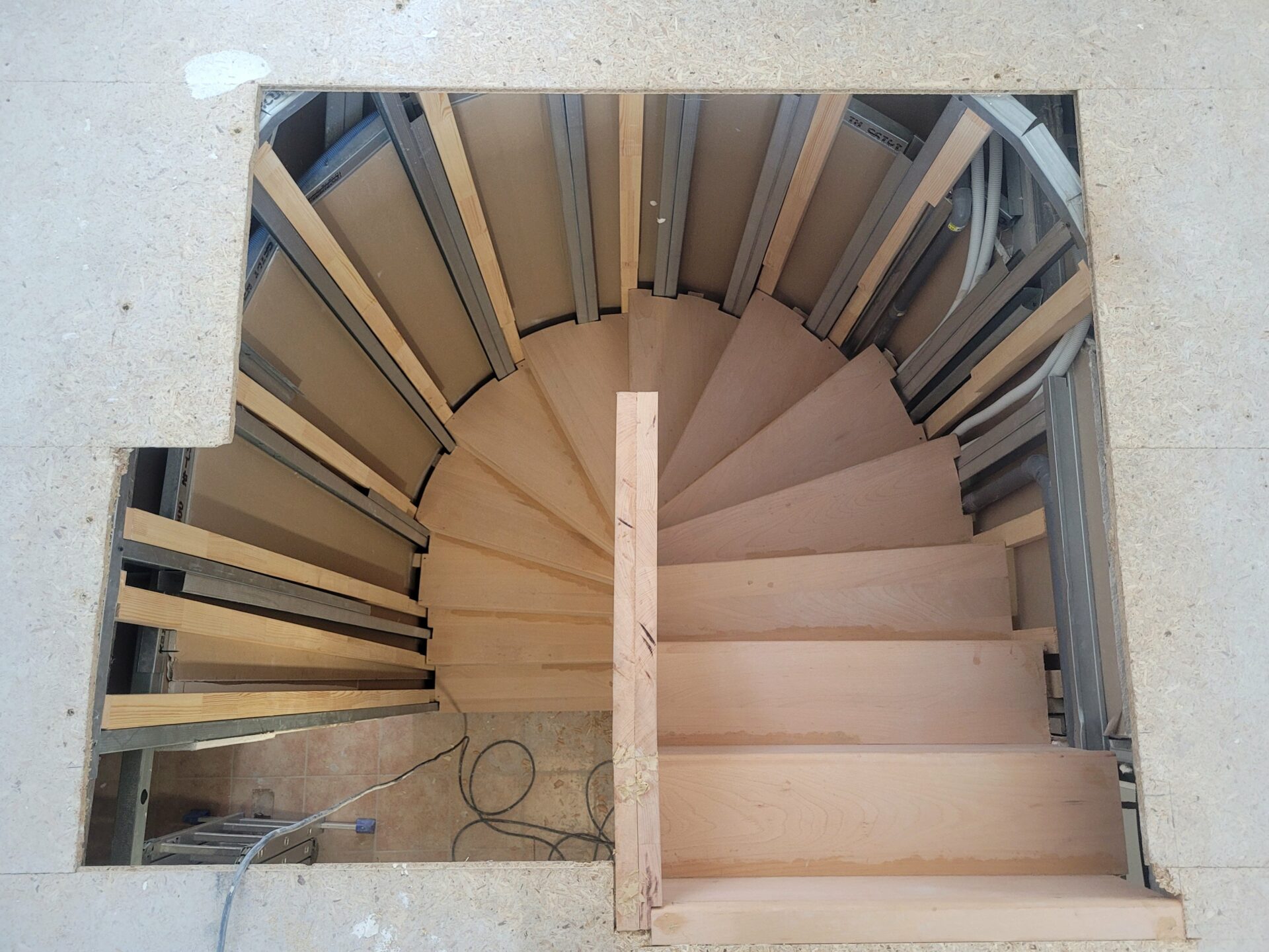 Escalier 2 quarts tournant inscris dans un demi cercle en hêtre, Aubervilliers, 2024