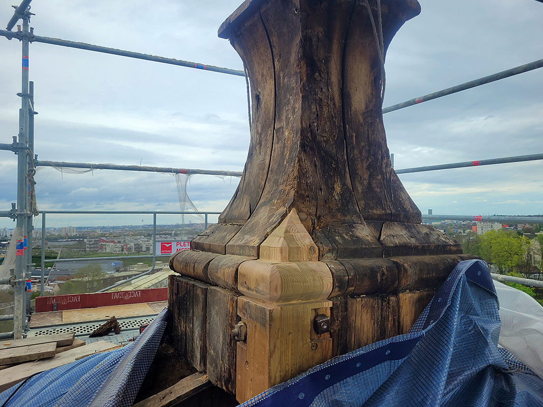 Greffe en chêne sur épi de faitage d'église, Valenton, 2024