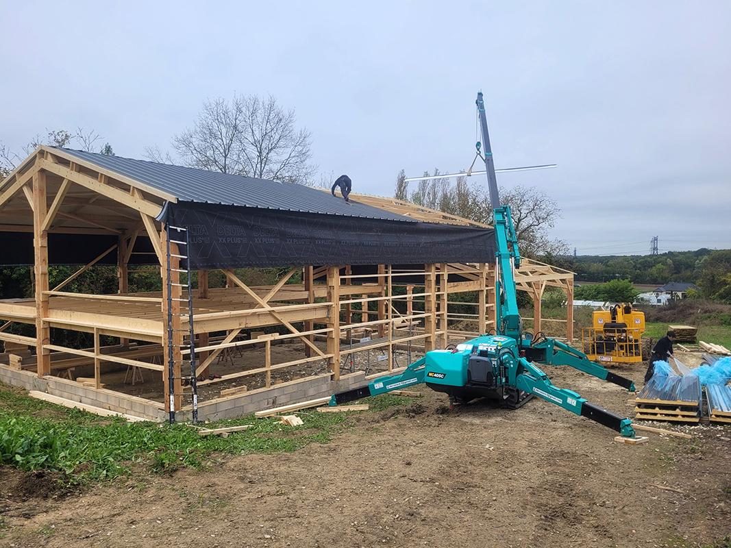 Levage de charpente et couverture en bac acier isole dun hangar agricole, Villevaudé, 2024