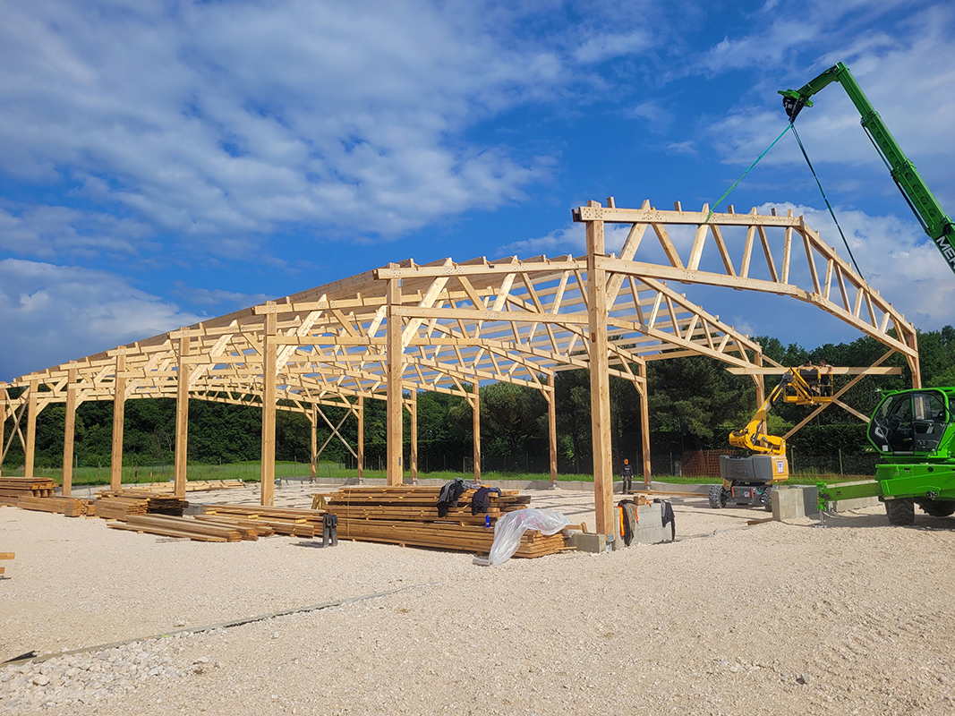 Levage de la charpente dun manege equestre, Le Plésis Trévis, 2024