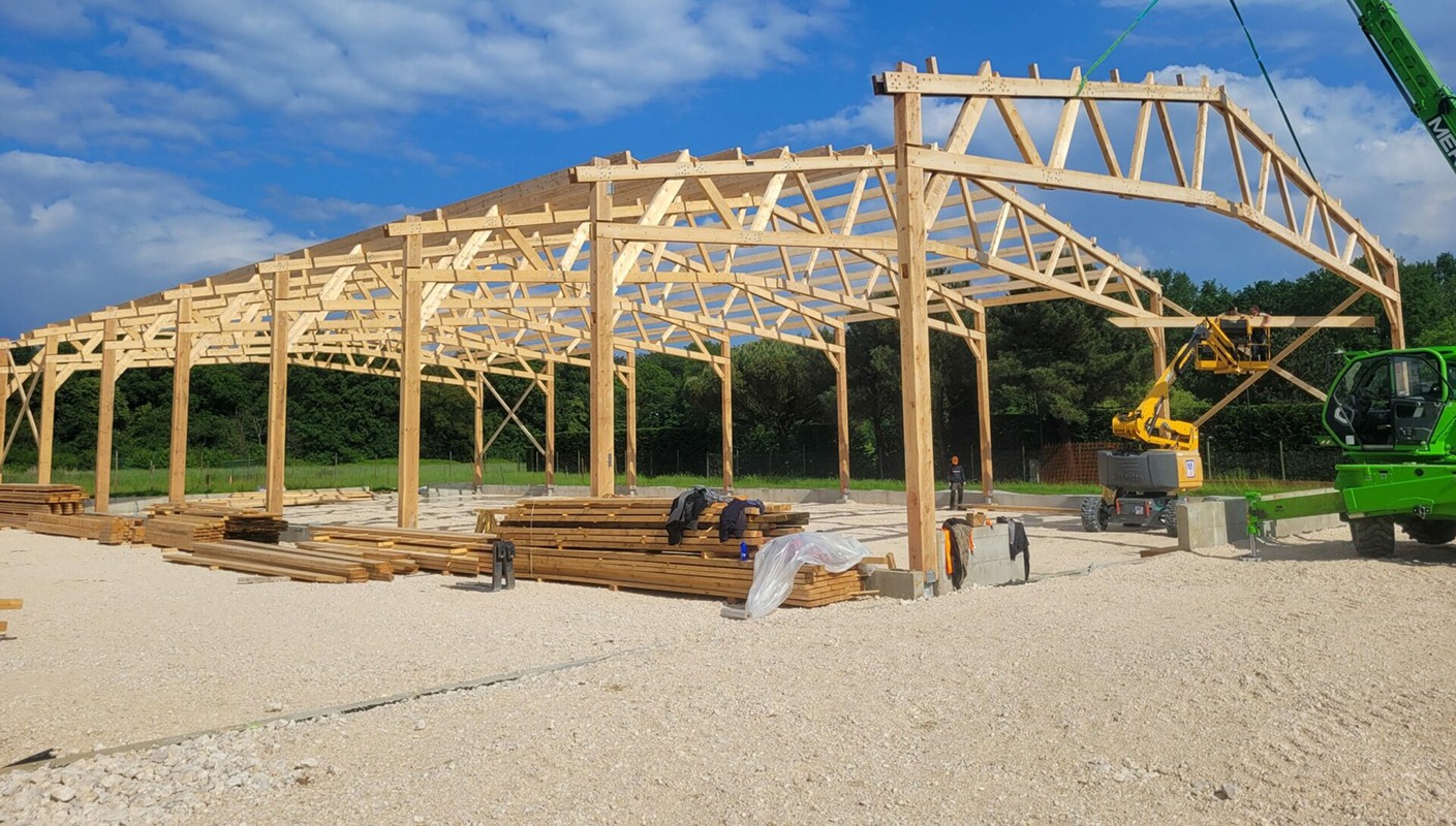 Levage de la charpente dun manege equestre, Le Plessis Trevis, 2024