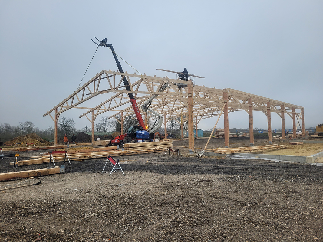 Levage de la charpente dun manege equestre, St Martin du Tertre, 2025