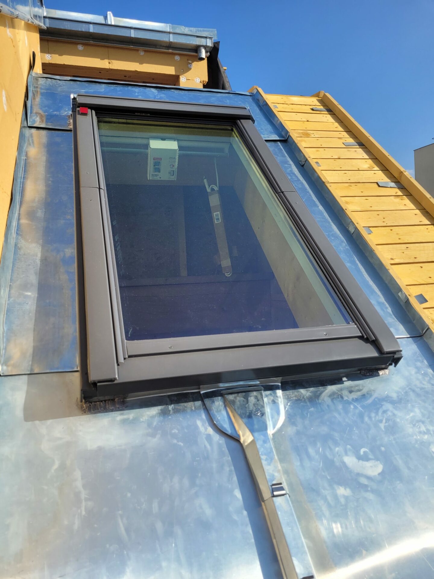 Vélux sur couverture zinc, Paris, 2025